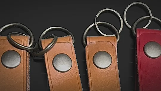 本革のキーホルダーに、真鍮の留め具とリングを付けたところ