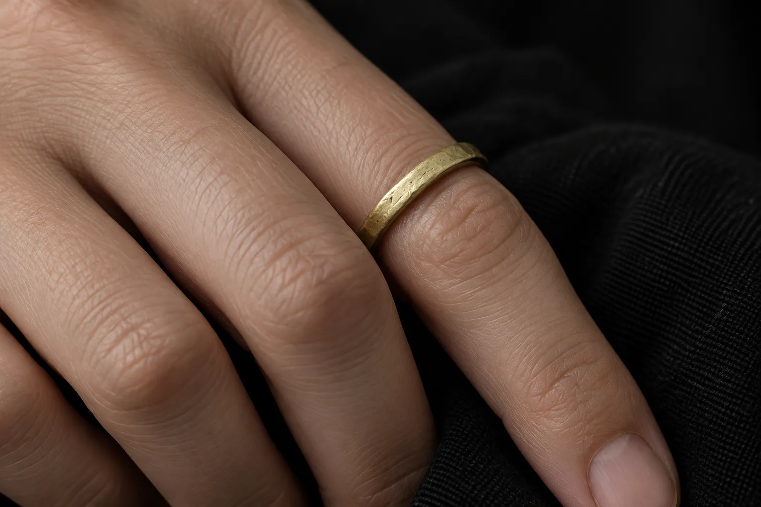 Moon Surface Ring - 着用イメージ
