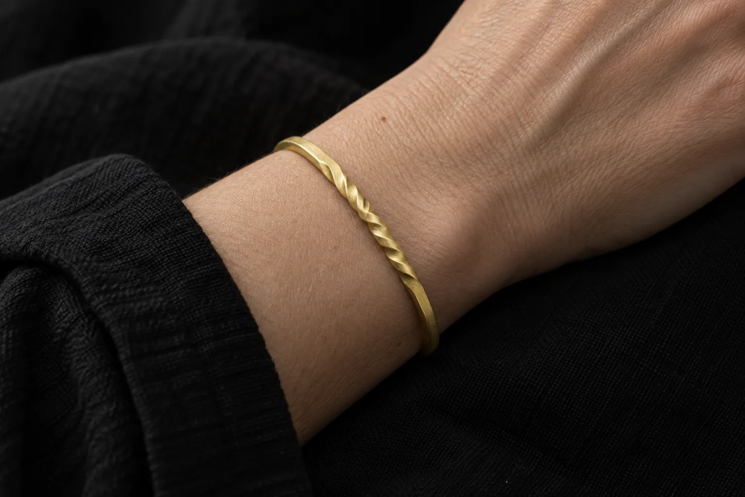 Center Twist Bangle - 着用イメージ