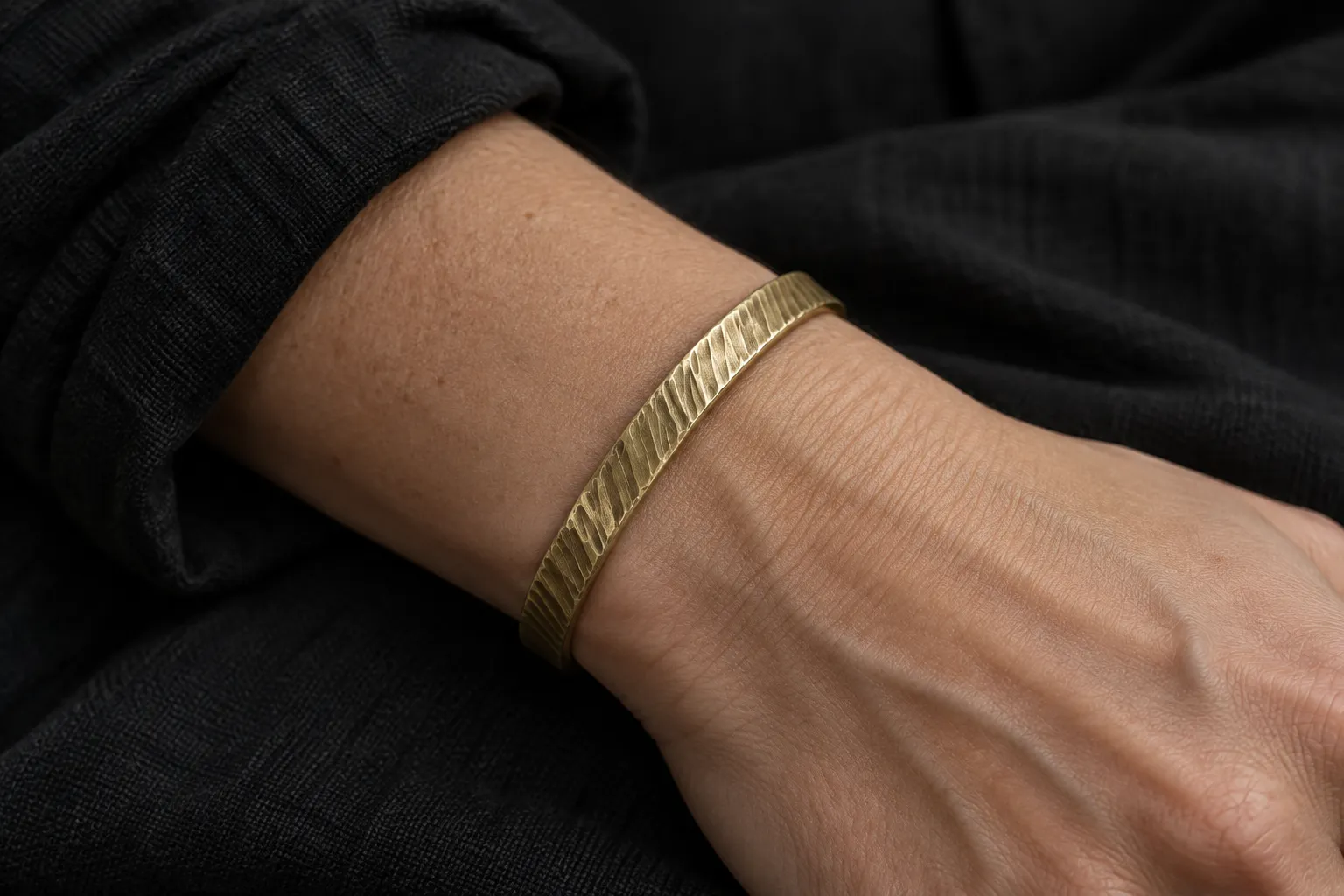 Flat Hammer Texture Bangle - 着用イメージ