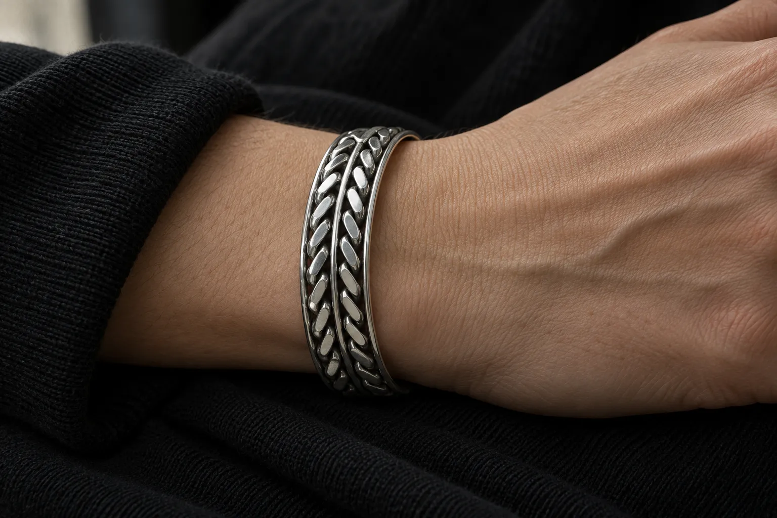 Split Flat Double Twist Bangle - 着用イメージ