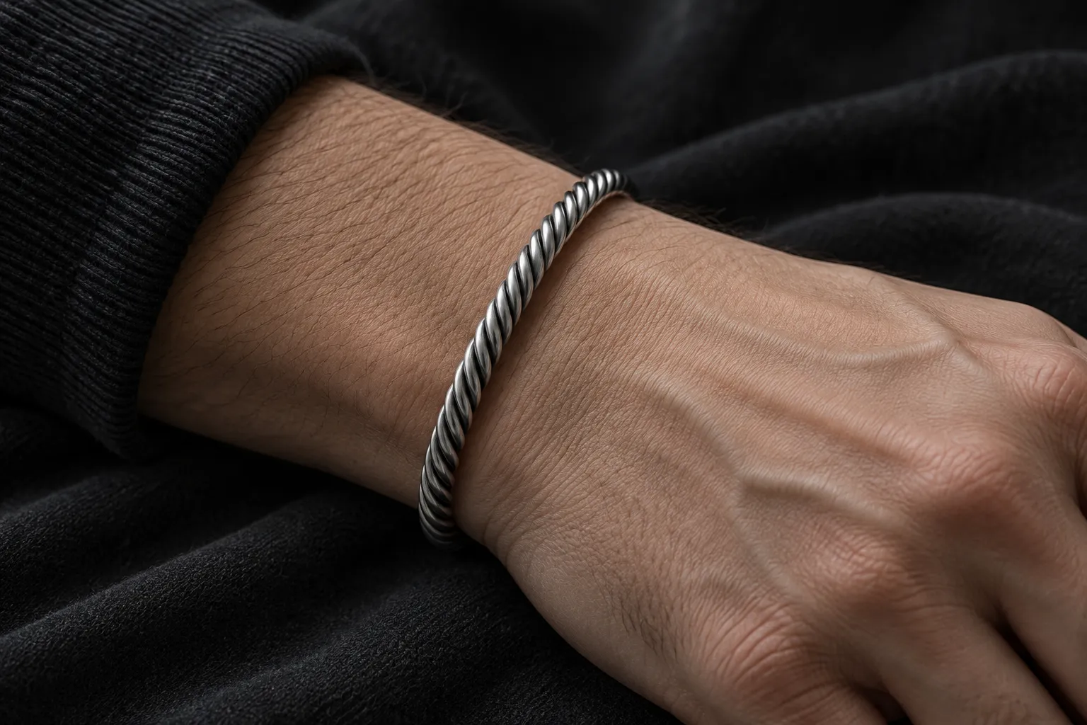 4x1 Twist Bangle - 着用イメージ