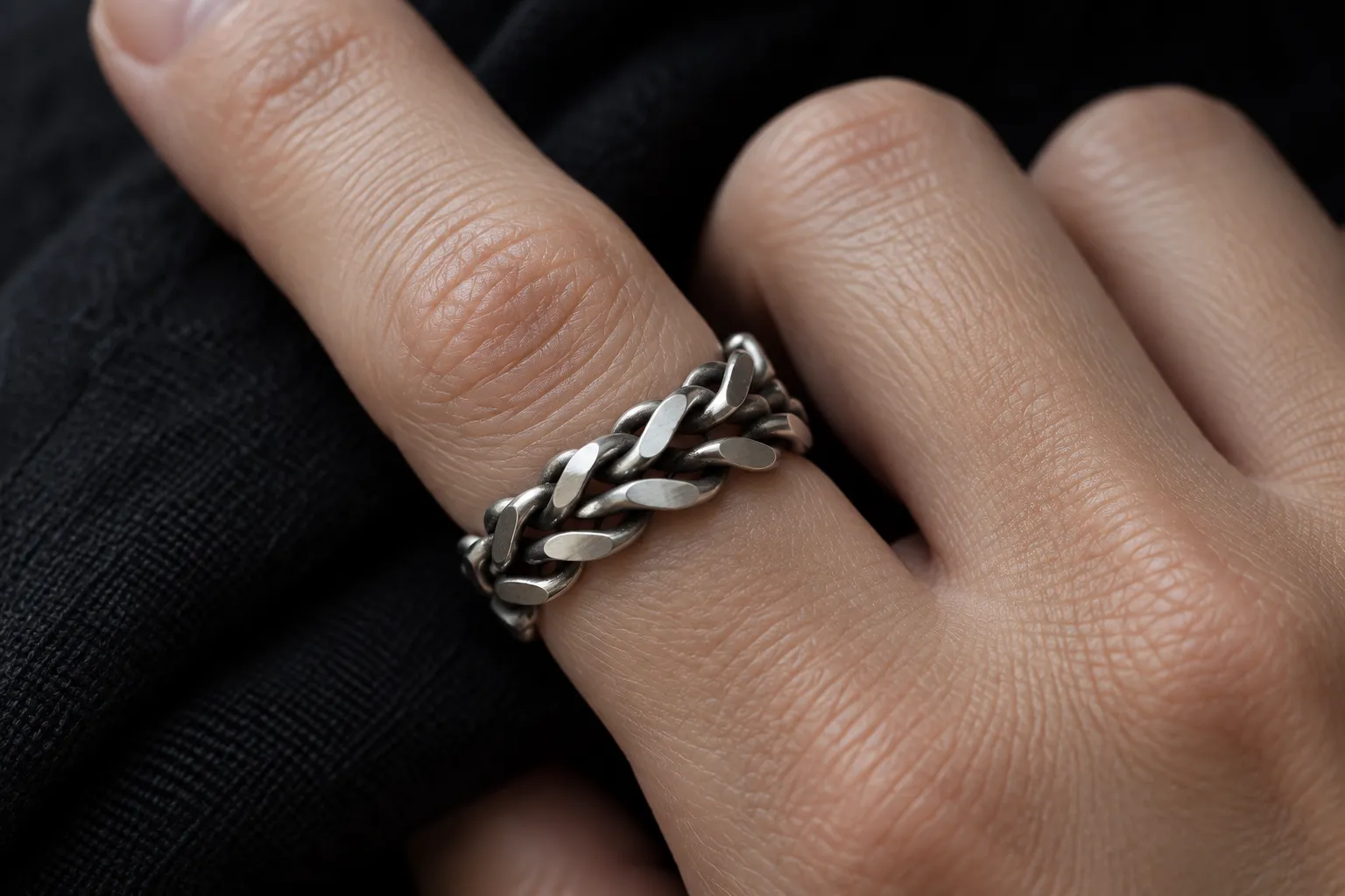 Flat Double Twist Ring - 着用イメージ