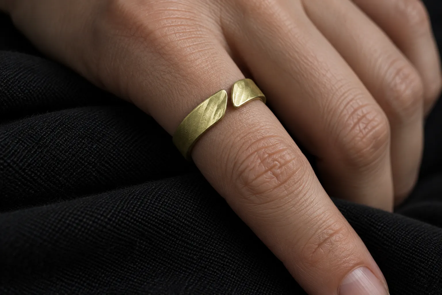 Flat Hammer Texture Open Ring - 着用イメージ