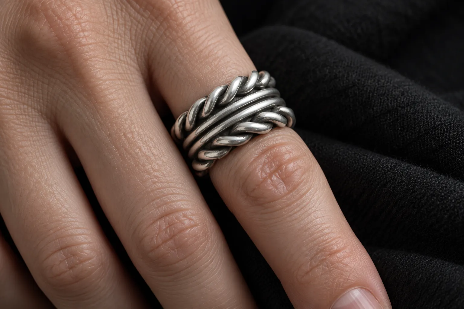 Maximum Twist Ring - 着用イメージ