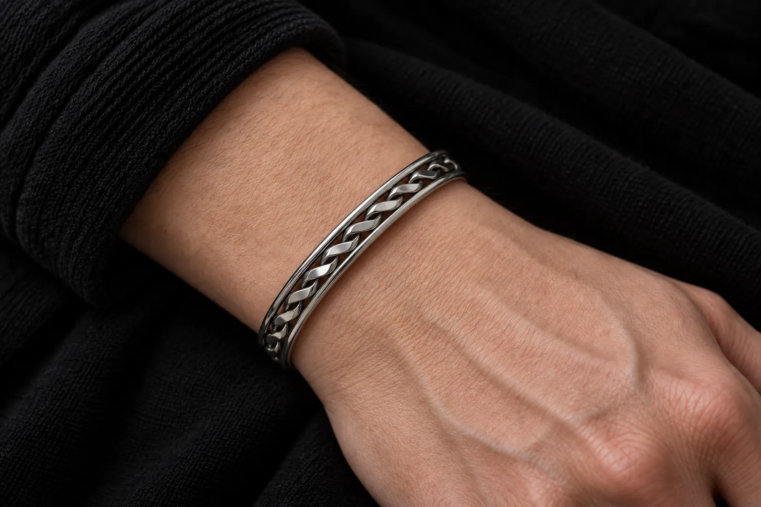 Flat Single Twist Bangle - 着用イメージ