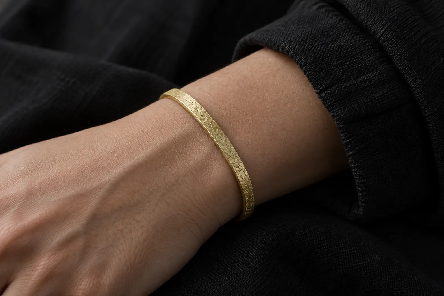 Moon Surface Bangle - 着用イメージ