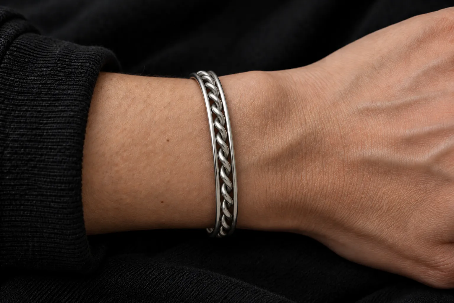 Single Twist Bangle - 着用イメージ