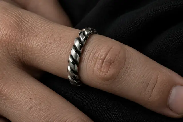 Plain　Twist Ring 着用イメージ