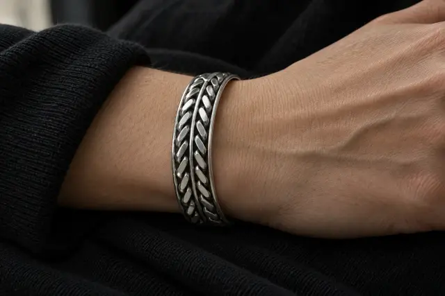 Split Flat Double Twist Bangle 着用イメージ