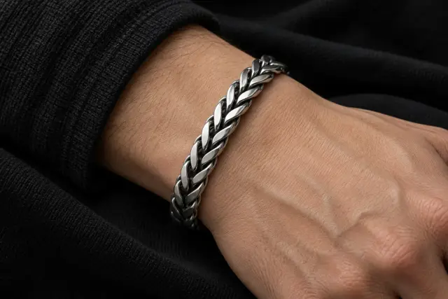 Flat Double Twist Bangle 着用イメージ