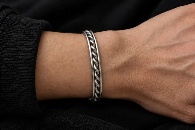 Single Twist　Bangle 着用イメージ