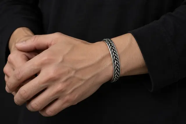 Double Twist Bangle 着用イメージ