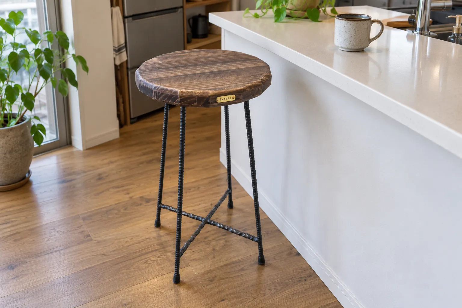 Iron & Wood Stools - 使用イメージ